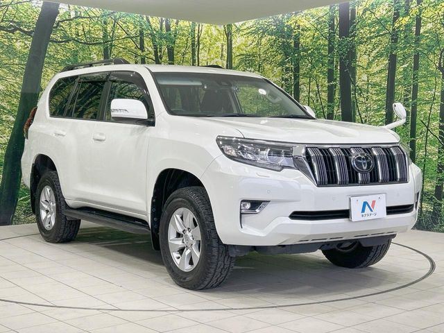 高透明度のガラス皮膜で撥水はもちろん、上質なツヤ・光沢を実現。紫外線や酸性雨から大切な愛車を保護し、色あせ・劣化を防止。「弾スプラッシュコート」、「弾プリミッサコート」からお選びいただけます。