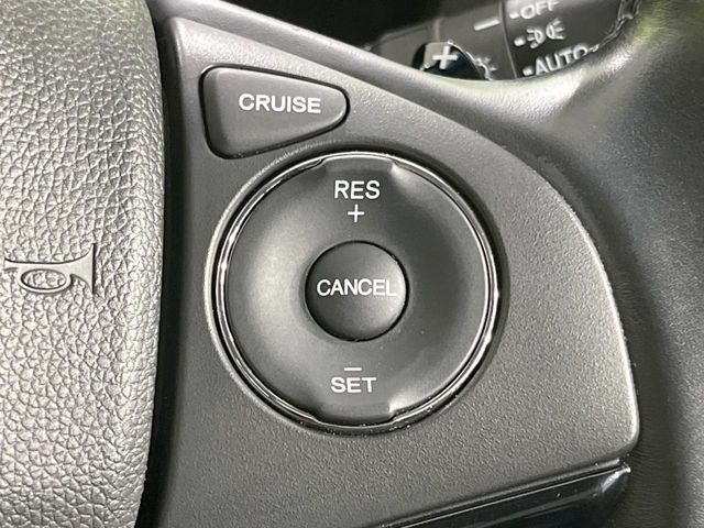 【クルーズコントロール】高速道路もラクラク走行。アクセルを離しても一定速度で走行ができ、長距離運転時の負担を軽減!加速・減速も簡単なスイッチ操作で調整できます。