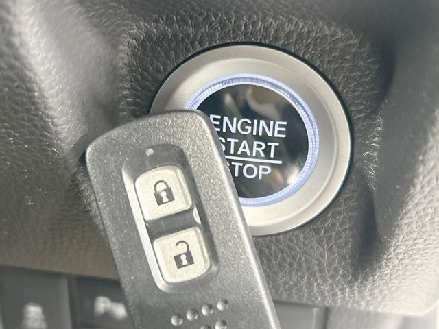 �yHonda�X�}�[�g�L�[�z�J�o����|�P�b�g�ɓ��ꂽ�܂܂ł��h�A�̎{���E�������\�ȃX�}�[�g�L�[�𑕔��B�G���W���̃I���E�I�t�����J�M�����o���K�v����������Ƃ��Ă��֗��ł���