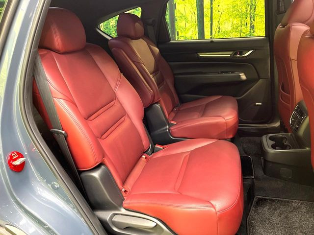 後部座席も気になるようなキズ・汚れやへたり等、大きなダメージはなく、良好な状態です。