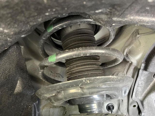 お車を安心してお乗りいただく為には、足回りの定期点検が欠かせません。サービスサポート(有償保証)では無料点検もご提供しており、安心のカーライフをお過ごしいただけるサポート体制が整っています。