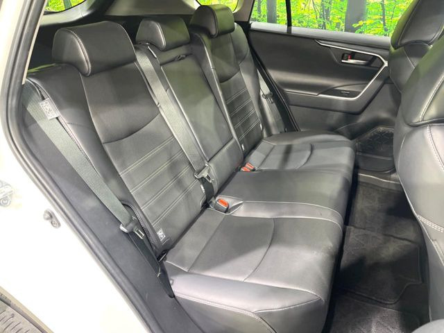 後部座席も気になるようなキズ・汚れやへたり等、大きなダメージはなく、良好な状態です。