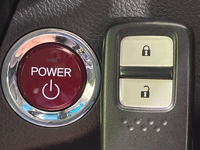 【Hondaスマートキー】カバンやポケットに入れたままでもドアの施錠・解錠が可能なスマートキーを装備。エンジンのオン・オフ時もカギを取り出す必要が無いからとっても便利です♪