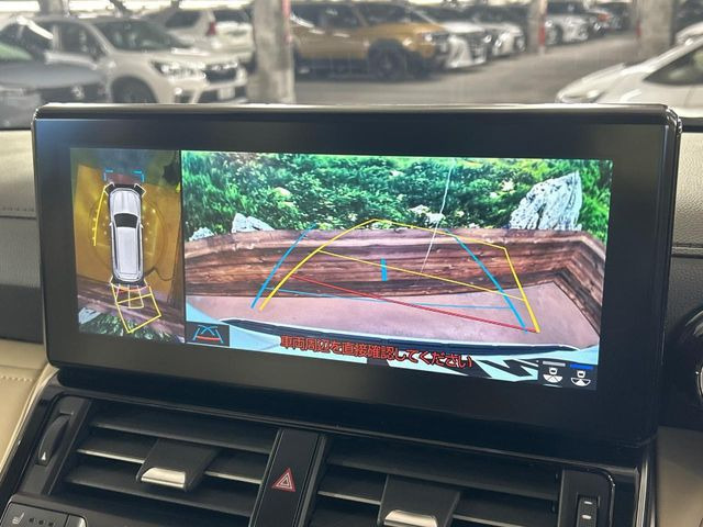 【パノラミックビューモニター】専用のカメラにより、上から見下ろしたような視点で360度クルマの周囲を確認することができます☆死角部分も確認しやすく、狭い場所での切り返しや駐車もスムーズに行えます。