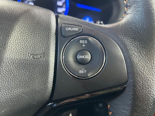 【クルーズコントロール】高速道路もラクラク走行。アクセルを離しても一定速度で走行ができ、長距離運転時の負担を軽減!加速・減速も簡単なスイッチ操作で調整できます。