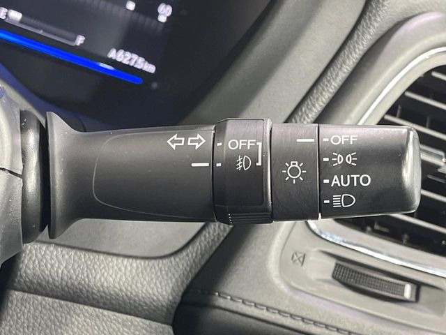 【オートライト】周りの明るさに応じて自動でヘッドライトの点灯・消灯ができる機能です!ライトの付け忘れ・消し忘れなどが無くなり、雨の日や夕方の走行も安心!トンネル通過時も便利ですね♪