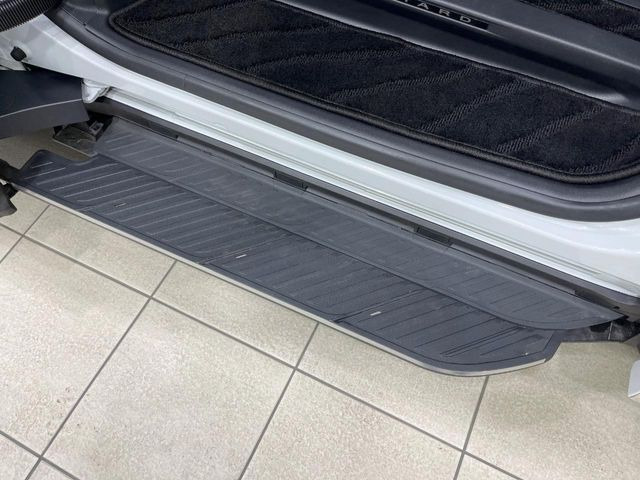 メーカーオプションの【ユニバーサルステップ】を装備。スライドドアと連動したステップにより、小さなお子様の乗り降りがし易くなります♪