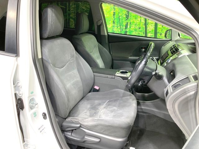 運転席まわりには十分なスペースがあり、大柄な方でもゆったり運転していただける環境です。