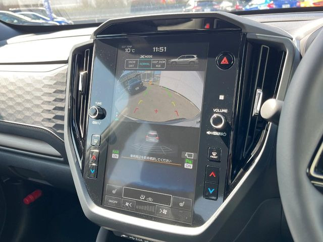 �y�}���`�e���C�����j�^�[�z�Ԃ̃t�����g��T�C�h�̃J�����摜�𓯎��Ƀ��j�^�[�\�����邱�ƂŁA���H�⋷�����𑖍s���ł����͂̏󋵊m�F���ł����S!�{�iSUV�ɂ��ꂵ�������ł���