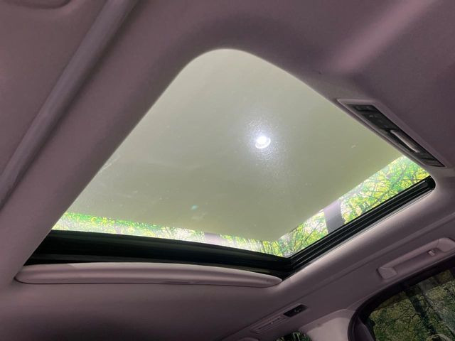 【サンルーフ】開放感たっぷりの希少装備、サンルーフが装着されています!車内に明かりを取り入れたり景色を楽しむ以外にも、車内の空気も簡単に換気できて快適です!