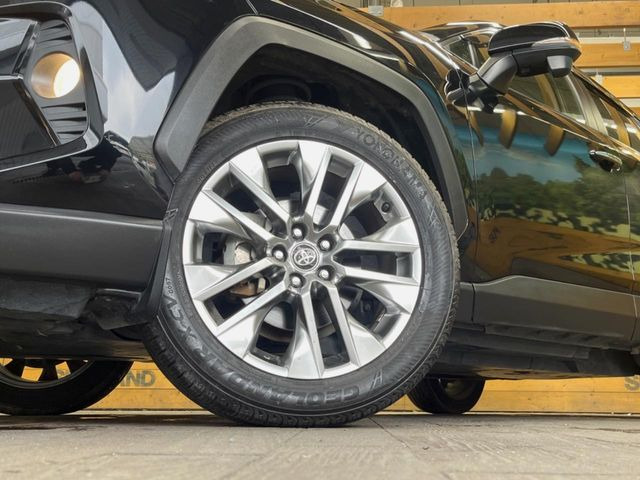 【純正19インチアルミホイール】外観にマッチした純正アルミホイールを装着しております。各種社外アルミホイールや、スタッドレスタイヤも取扱いしております。是非ご相談ください♪