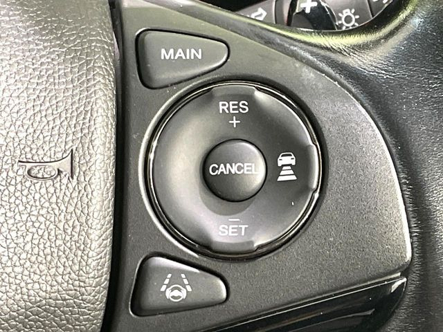 【アダプティブクルーズコントロール】高速道路での長距離走行が楽に!!自動で速度を保つクルーズコントロールが、衝突軽減システムと連携し、前方の車両を感知して車間を保つように速度調節してくれます!!