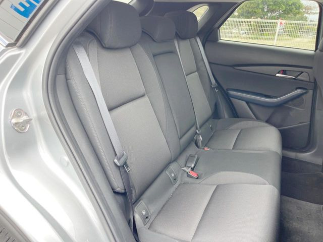 後部座席も気になるようなキズ・汚れやへたり等、大きなダメージはなく、良好な状態です。