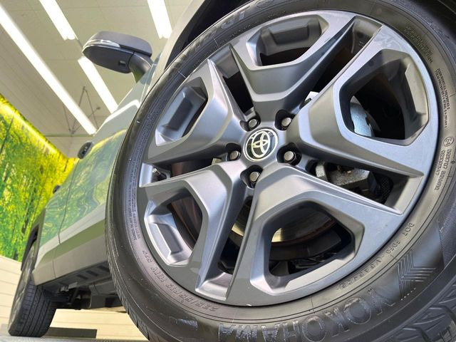 【純正19インチアルミホイール】外観にマッチした純正アルミホイールを装着しております。各種社外アルミホイールや、スタッドレスタイヤも取扱いしております。是非ご相談ください♪