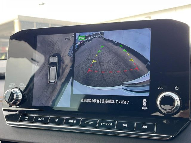 【マルチアラウンドモニター】専用のカメラにより、上から見下ろしたような視点で360度クルマの周囲を確認することができます☆死角部分も確認しやすく、狭い場所での切り返しや駐車もスムーズに行えます。