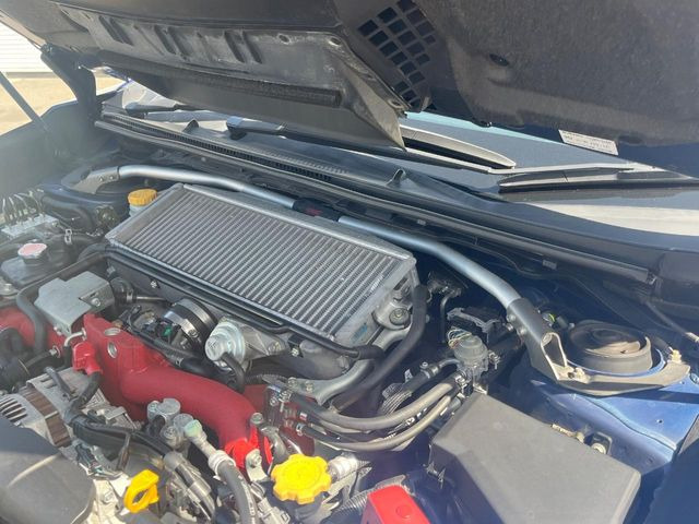 【STIタワーバー】お車の剛性を高めるタワーバーを装備。よりスムーズなコーナリング走行が可能となり、走りも楽しめます。