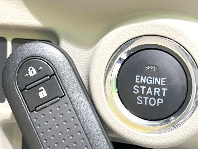 【キーフリーシステム】カバンやポケットに入れたままでもドアの施錠・解錠が可能なスマートキーを装備。エンジンのオン・オフ時もカギを取り出す必要が無いからとっても便利です♪