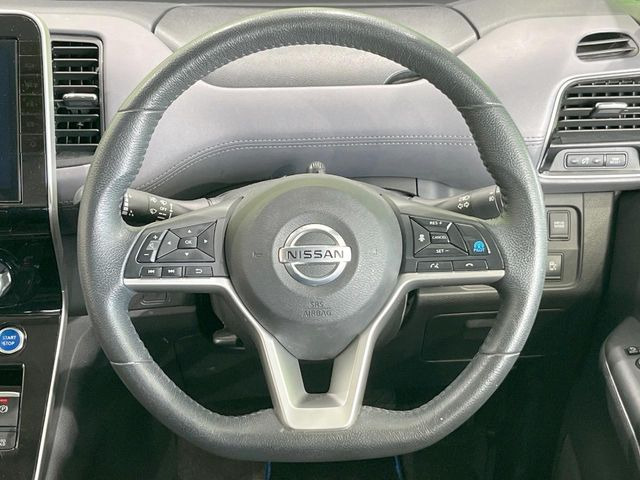 �C���e���A�ɍ��킹���f�U�C���̃X�e�A�����O�́A�^�]�������̂��Ƃ��l���A�^�]���₷���`��A�傫���ł��B�����x�A���ۂɐG���Ă��m���߂��������B