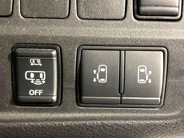 【ハンズフリー機能付き両側パワースライドドア】スライドドアの下に足先を入れてすぐ引くと、自動的にスライドドアが開閉します!荷物で両手がふさがった状態でも、ドアの開閉ができてとっても便利!