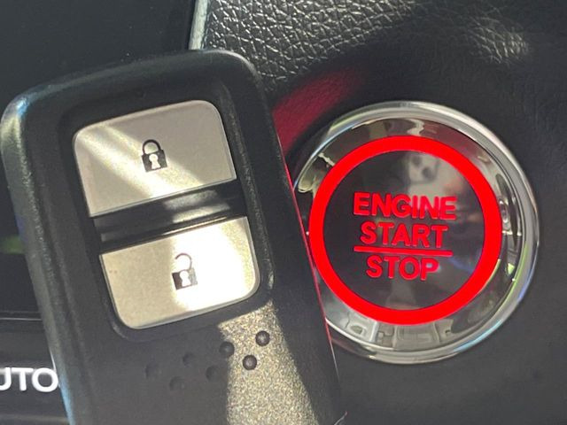 �yHonda�X�}�[�g�L�[�z�J�o����|�P�b�g�ɓ��ꂽ�܂܂ł��h�A�̎{���E�������\�ȃX�}�[�g�L�[�𑕔��B�G���W���̃I���E�I�t�����J�M�����o���K�v����������Ƃ��Ă��֗��ł���