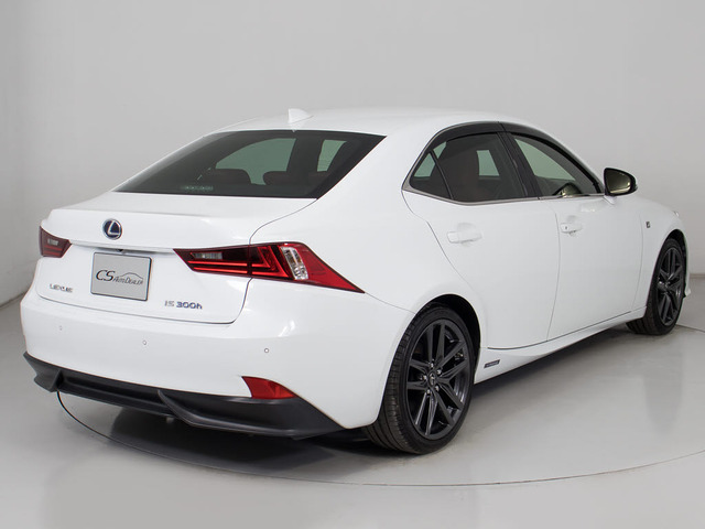 個性的なリアビューで御座います。精悍な佇まいは高級車ならではです。