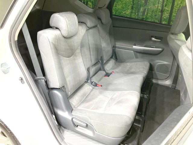 広々とした2列目シートは居住性が高く、居心地も快適!友達や家族とのお出かけにぴったりです。ベビーシートやチャイルドシート使用時も快適にお過ごしいただける十分な空間を確保しています。