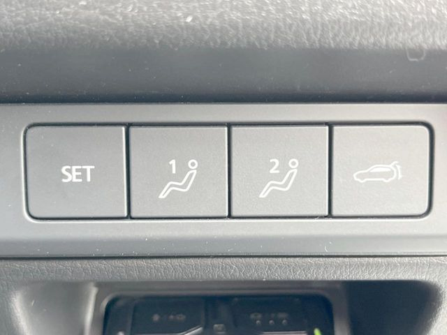 【メモリー機能付きパワーシート】ドライバーごとに設定したシート位置を記憶して、ボタン一つで切り替えできる便利な機能!運転する方が複数名いらっしゃるご家庭におすすめです♪