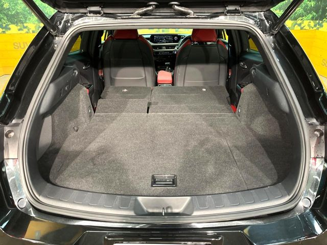 後席を格納すると、これだけの広さが!シーンに合わせたシートアレンジで、大きな荷物も積むことが出来ます♪