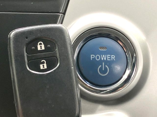 【スマートキー】カバンやポケットに入れたままでもドアの施錠・解錠が可能なスマートキーを装備。エンジンのオン・オフ時もカギを取り出す必要が無いからとっても便利です♪