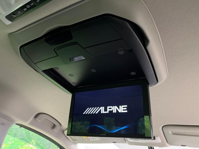 【フリップダウンモニター】大画面モニターで後席でもエンタメをお楽しみいただけます。小さなお子様にも大人気の装備です♪