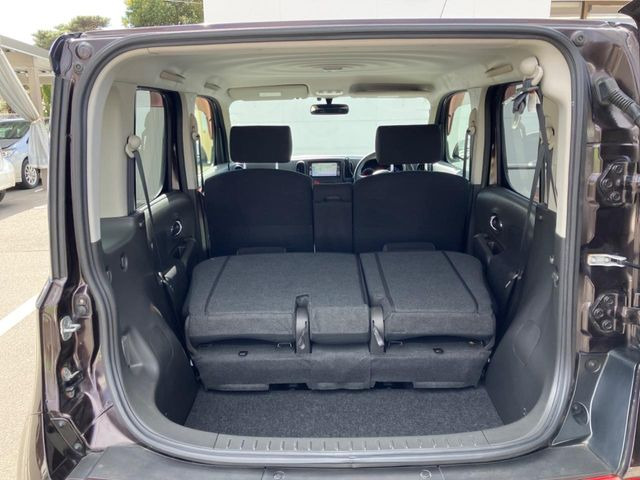 ���i�̂���������ʋ΁A���}���ɏ\���ȉ׎��X�y�[�X���m�ۂ��Ă���܂��B�Z�J���h�V�[�g��|���ƁA�傫�ȉו��̐ύڂ��\�ł���