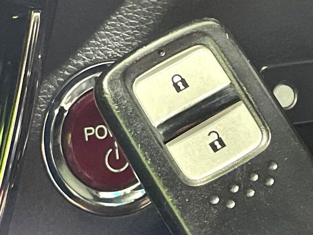 【Hondaスマートキー】カバンやポケットに入れたままでもドアの施錠・解錠が可能なスマートキーを装備。エンジンのオン・オフ時もカギを取り出す必要が無いからとっても便利です♪