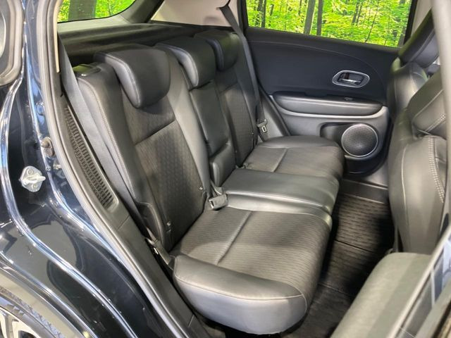 【ハーフレザーシート】高級感と座り心地を両立した人気のシート♪背面・座面のファブリック素材は、通気性の良さや滑りにくさに優れています。気温や服装に左右されず快適にお乗りいただけます。