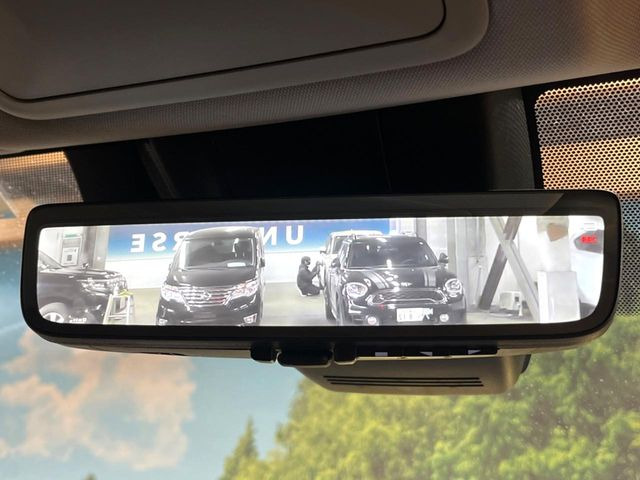 【デジタルインナーミラー】後席の大きな荷物や同乗者で後方が確認しづらい時でも安心!カメラが撮影した車両後方の映像をルームミラー内に表示。クリアな視界で状況の確認が可能です!