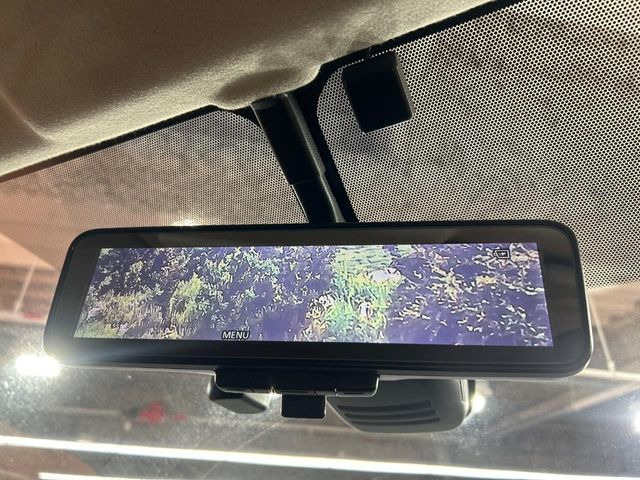 【インテリジェントルームミラー】後席の大きな荷物や同乗者で後方が確認しづらい時でも安心!カメラが撮影した車両後方の映像をルームミラー内に表示。クリアな視界で状況の確認が可能です!