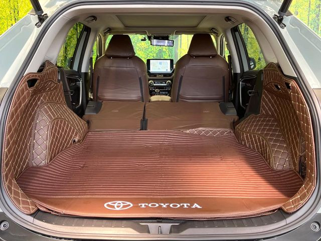 後席を格納すると、これだけの広さが!シーンに合わせたシートアレンジで、大きな荷物も積むことが出来ます♪
