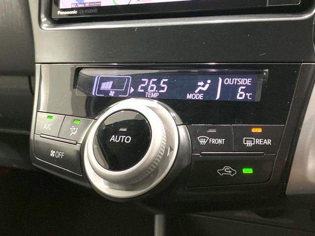 【オートエアコン】一度お好みの温度に設定すれば、車内の温度を検知し風量や温度を自動で調整。暑い&hellip;寒い&hellip;と何度もスイッチ操作をする必要はありません。快適な車内空間には必須の機能ですね♪