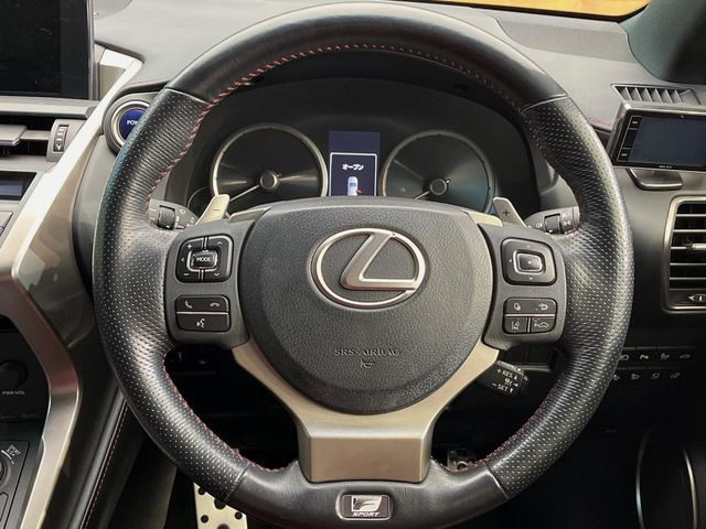 �C���e���A�ɍ��킹���f�U�C���̃X�e�A�����O�́A�^�]�������̂��Ƃ��l���A�^�]���₷���`��A�傫���ł��B�����x�A���ۂɐG���Ă��m���߂��������B