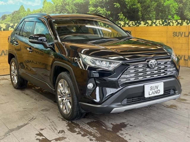 高透明度のガラス皮膜で撥水はもちろん、上質なツヤ・光沢を実現。紫外線や酸性雨から大切な愛車を保護し、色あせ・劣化を防止。「弾スプラッシュコート」、「弾プリミッサコート」からお選びいただけます。