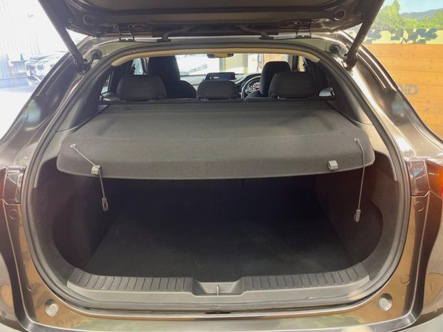 ���i�̂���������ʋ΁A���}���ɏ\���ȉ׎��X�y�[�X���m�ۂ��Ă���܂��B�Z�J���h�V�[�g��|���ƁA�傫�ȉו��̐ύڂ��\�ł���