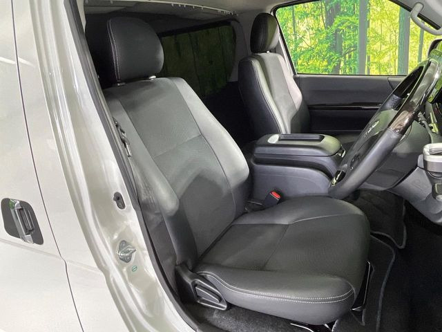 【ハーフレザーシート】高級感と座り心地を両立した人気のシート♪背面・座面のファブリック素材は、通気性の良さや滑りにくさに優れています。気温や服装に左右されず快適にお乗りいただけます。