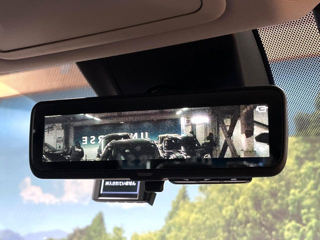 【デジタルインナーミラー】後席の大きな荷物や同乗者で後方が確認しづらい時でも安心!カメラが撮影した車両後方の映像をルームミラー内に表示。クリアな視界で状況の確認が可能です!