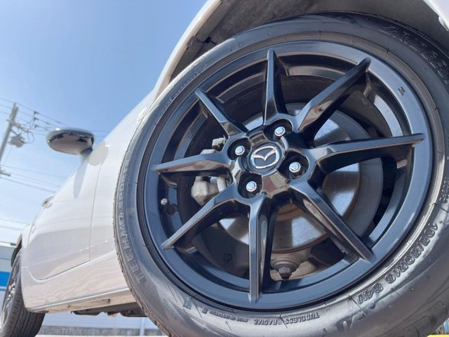 �y����16�C���`�A���~�z�C�[���z�O�ςɃ}�b�`���������A���~�z�C�[���𑕒����Ă���܂��B�e��ЊO�A���~�z�C�[����A�X�^�b�h���X�^�C�����戵�����Ă���܂��B���񂲑��k����������