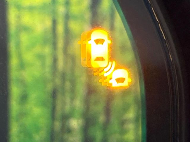 �y�u���C���h�X�|�b�g�C���t�H���[�V�����z���s���A�h�A�~���[�̎��p�ɂȂ�₷���ӏ��Ɍ㑱�Ԃ��ڋ߂���ƃT�C�h�~���[�t�߂Ɍx����\���A�h���C�o�[�ɒ��ӊ��N�����Ă���܂��B