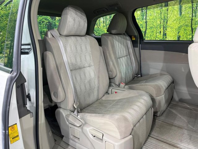 後部座席も気になるようなキズ・汚れやへたり等、大きなダメージはなく、良好な状態です。