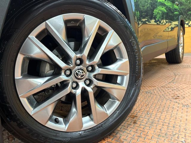 【純正19インチアルミホイール】外観にマッチした純正アルミホイールを装着しております。各種社外アルミホイールや、スタッドレスタイヤも取扱いしております。是非ご相談ください♪