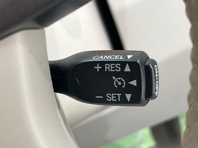 【クルーズコントロール】高速道路もラクラク走行。アクセルを離しても一定速度で走行ができ、長距離運転時の負担を軽減!加速・減速も簡単なスイッチ操作で調整できます。