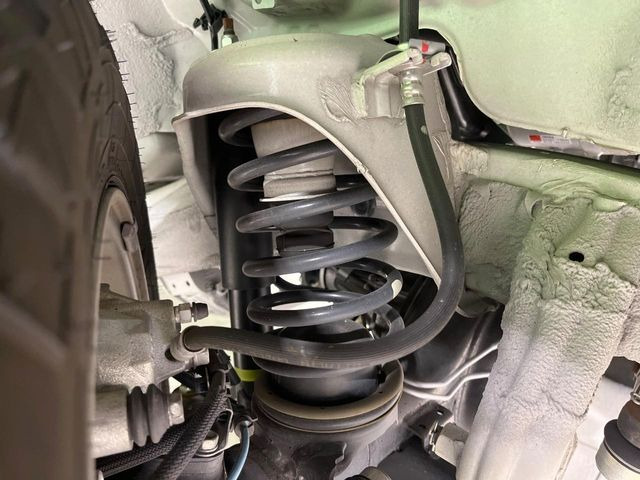 お車を安心してお乗りいただく為には、足回りの定期点検が欠かせません。サービスサポート(有償保証)では無料点検もご提供しており、安心のカーライフをお過ごしいただけるサポート体制が整っています。