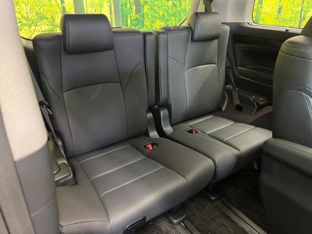 【合皮レザーシート】汚れのふき取りが容易でメンテナンスもが簡単な、機能性に優れる合成皮革を採用した上質なシートです。座り心地もよく、高級感あふれる心地良い車内空間を演出してくれます。