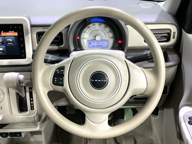 �C���e���A�ɍ��킹���f�U�C���̃X�e�A�����O�́A�^�]�������̂��Ƃ��l���A�^�]���₷���`��A�傫���ł��B�����x�A���ۂɐG���Ă��m���߂��������B